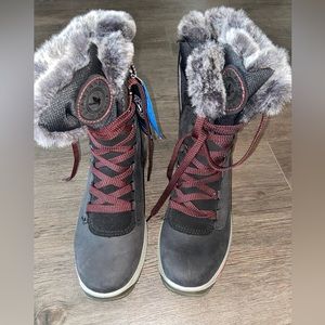 Ski boots (brand new) size 8 women’s